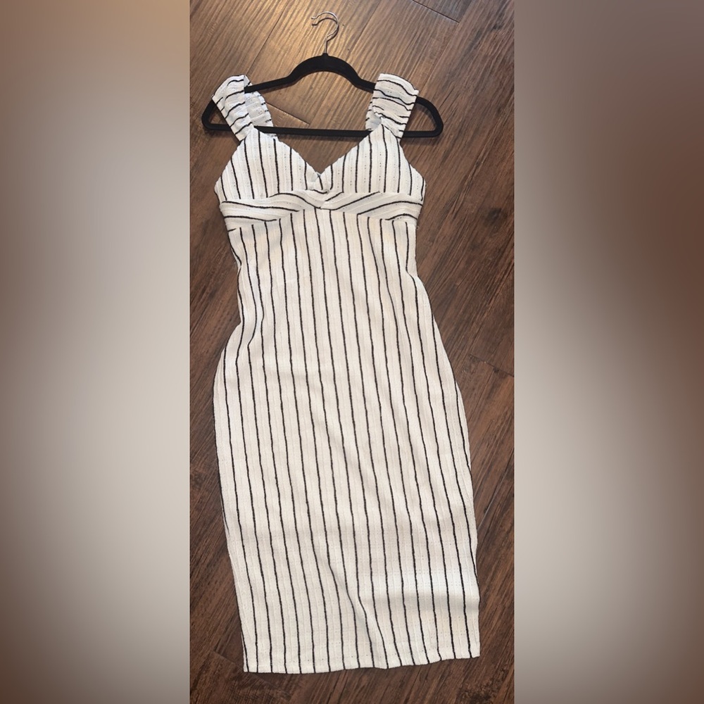 Elegant Striped White and Black Dress - Picture 2 of 9